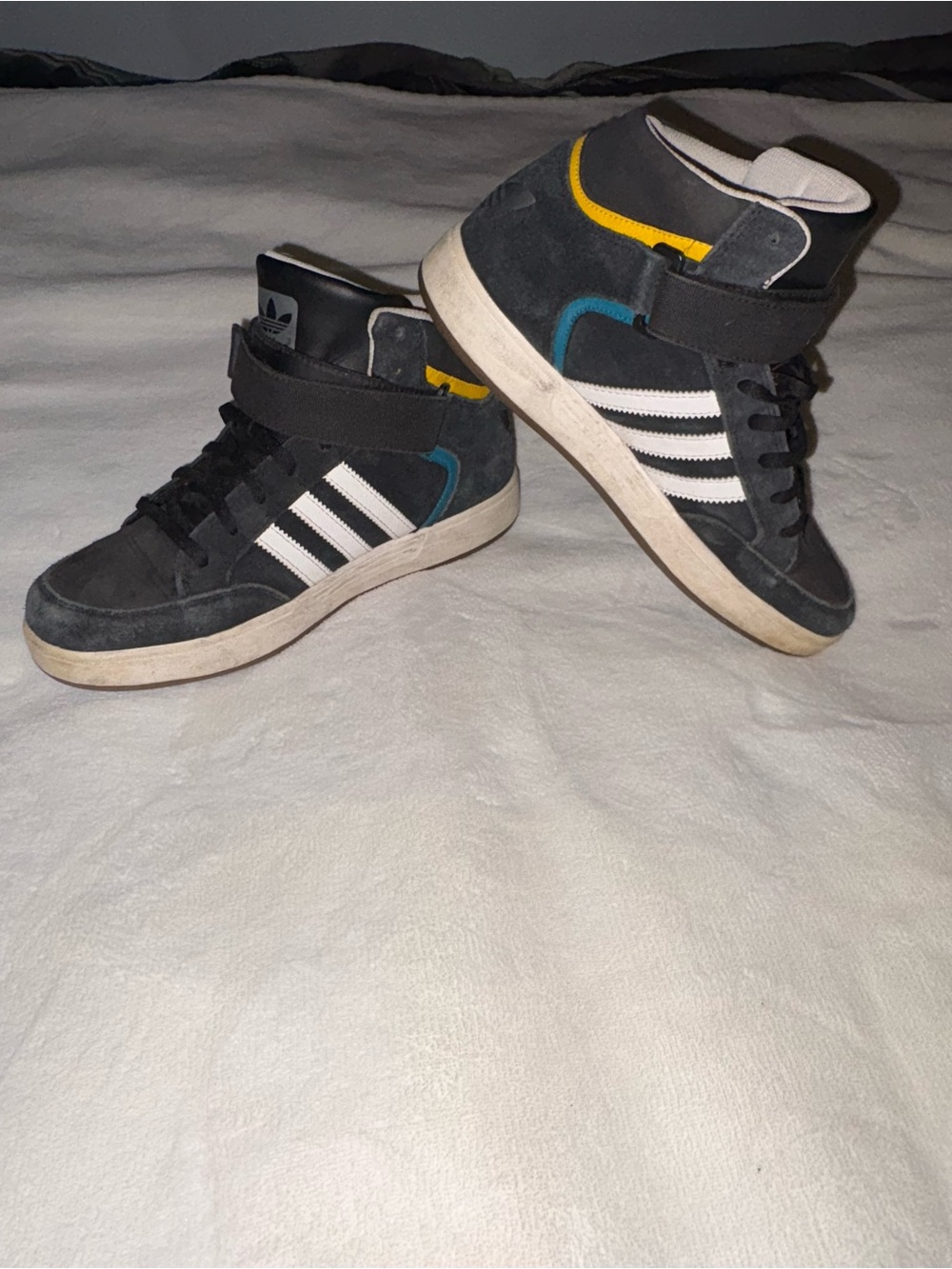 adidas Men’s  Mid-Top Sneakers in Black, White, Yellow, Teal. Size 7